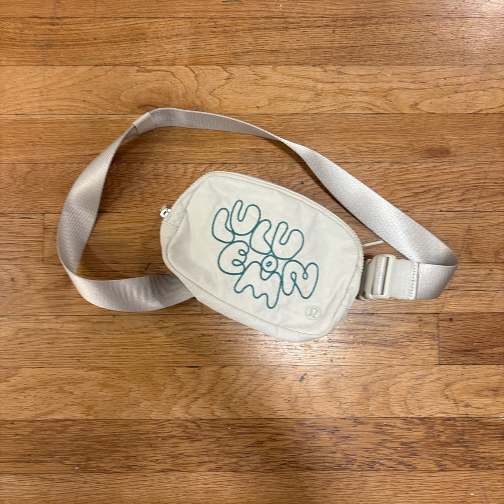 lululemon athletica Everywhere Belt Bag - Picture 2 of 7